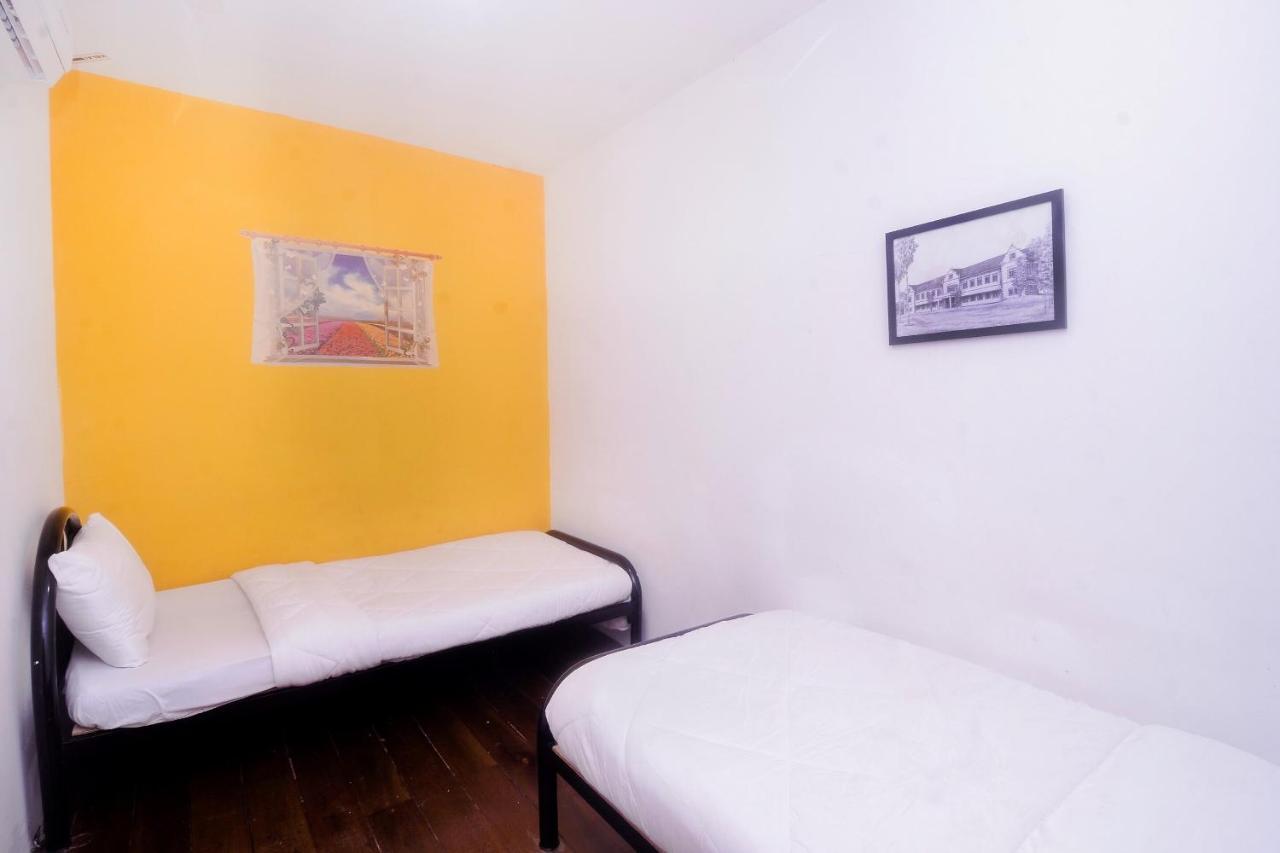 Spot On 89886 Backpacker'S Stay Services Kuching Bagian luar foto