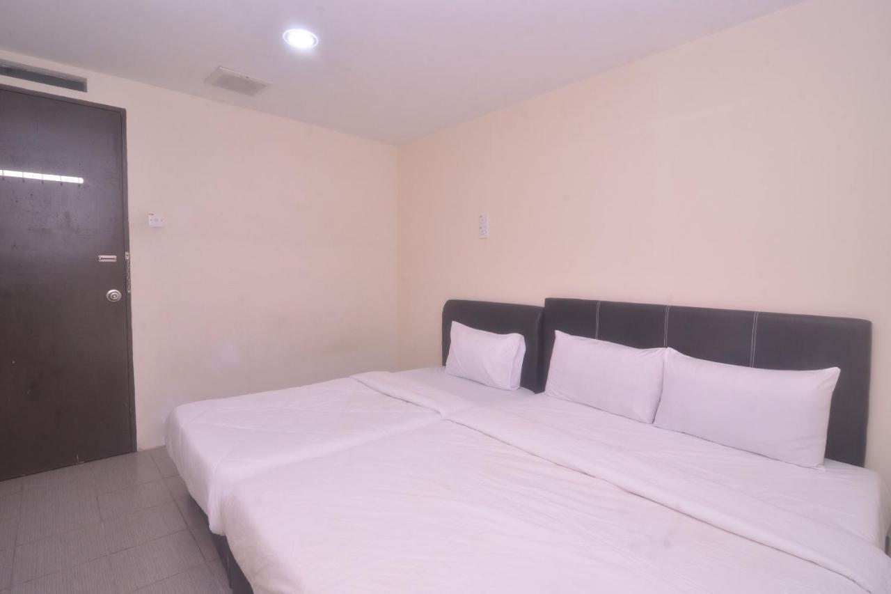 Spot On 89886 Backpacker'S Stay Services Kuching Bagian luar foto