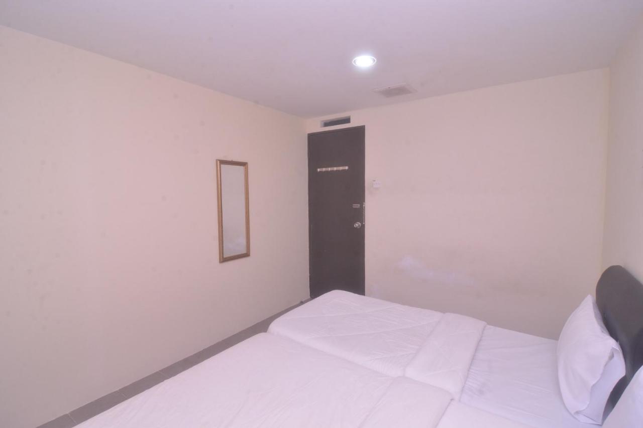 Spot On 89886 Backpacker'S Stay Services Kuching Bagian luar foto