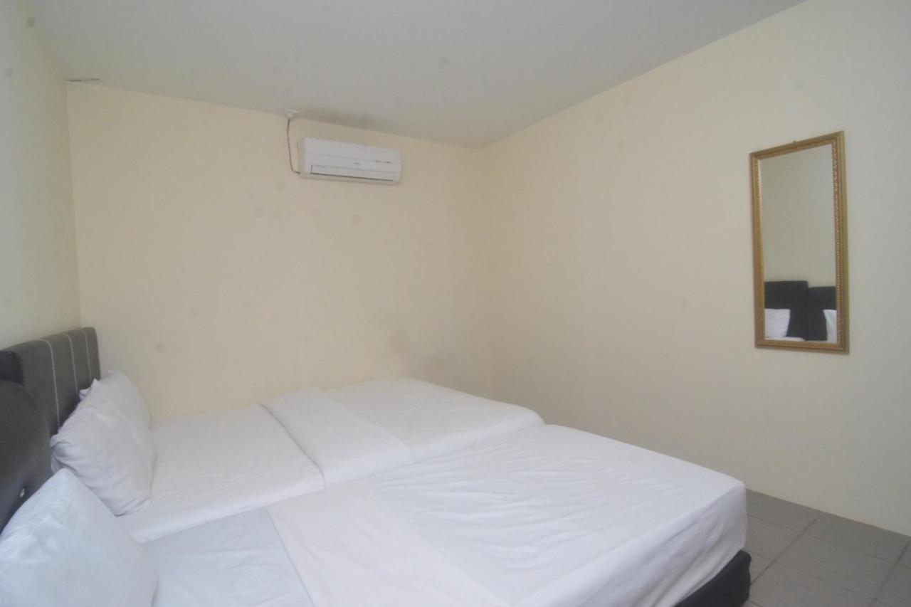 Spot On 89886 Backpacker'S Stay Services Kuching Bagian luar foto