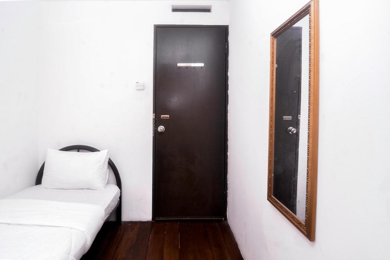 Spot On 89886 Backpacker'S Stay Services Kuching Bagian luar foto