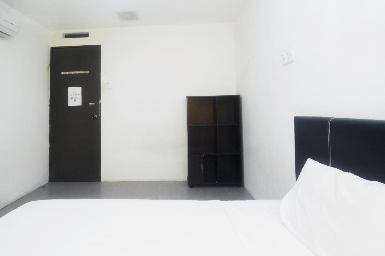 Spot On 89886 Backpacker'S Stay Services Kuching Bagian luar foto
