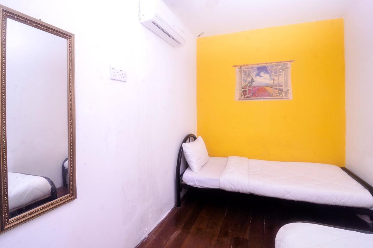 Spot On 89886 Backpacker'S Stay Services Kuching Bagian luar foto