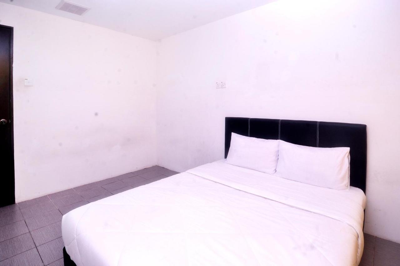 Spot On 89886 Backpacker'S Stay Services Kuching Bagian luar foto