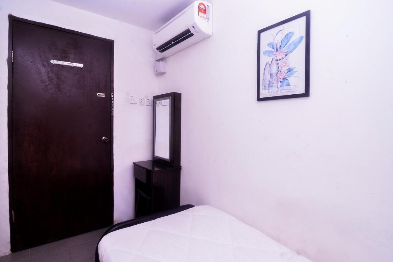 Spot On 89886 Backpacker'S Stay Services Kuching Bagian luar foto