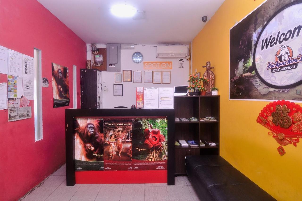 Spot On 89886 Backpacker'S Stay Services Kuching Bagian luar foto