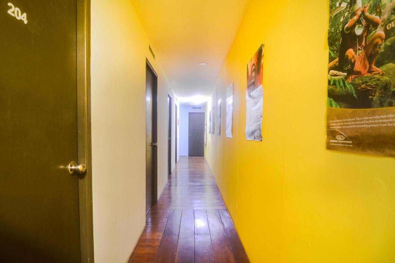 Spot On 89886 Backpacker'S Stay Services Kuching Bagian luar foto