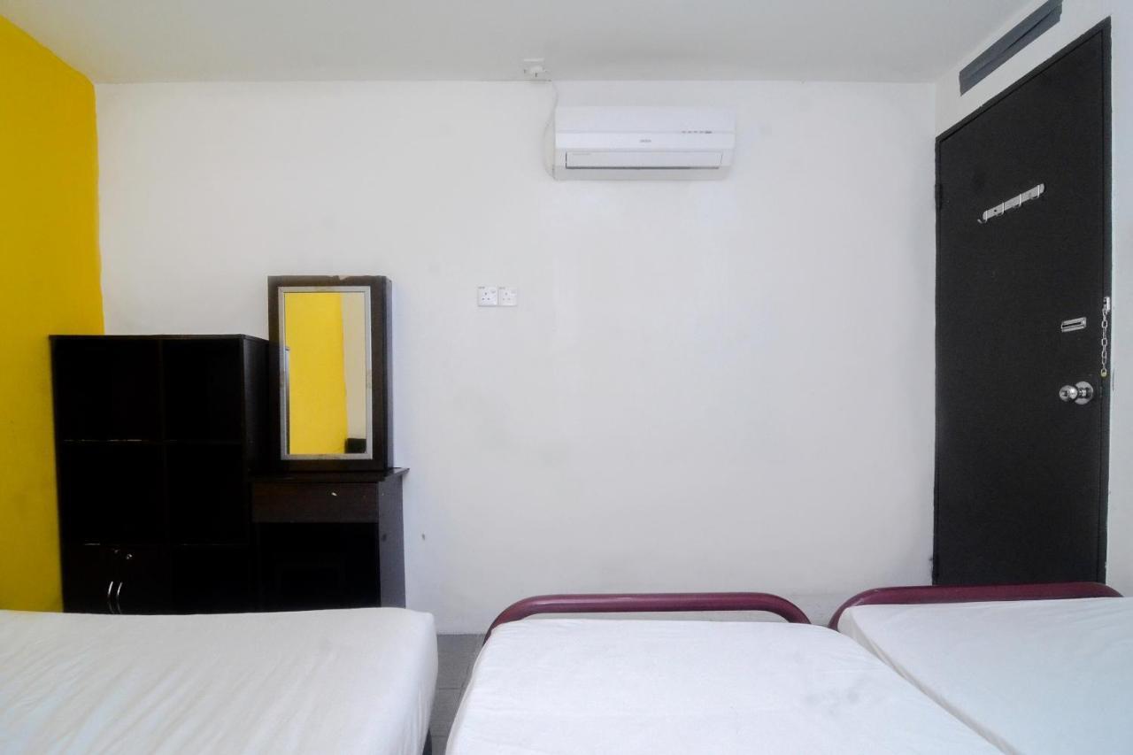Spot On 89886 Backpacker'S Stay Services Kuching Bagian luar foto
