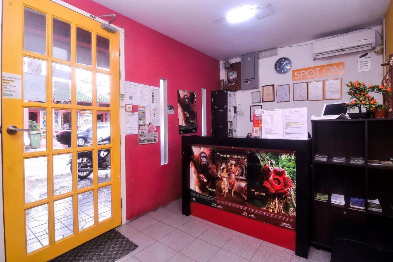 Spot On 89886 Backpacker'S Stay Services Kuching Bagian luar foto