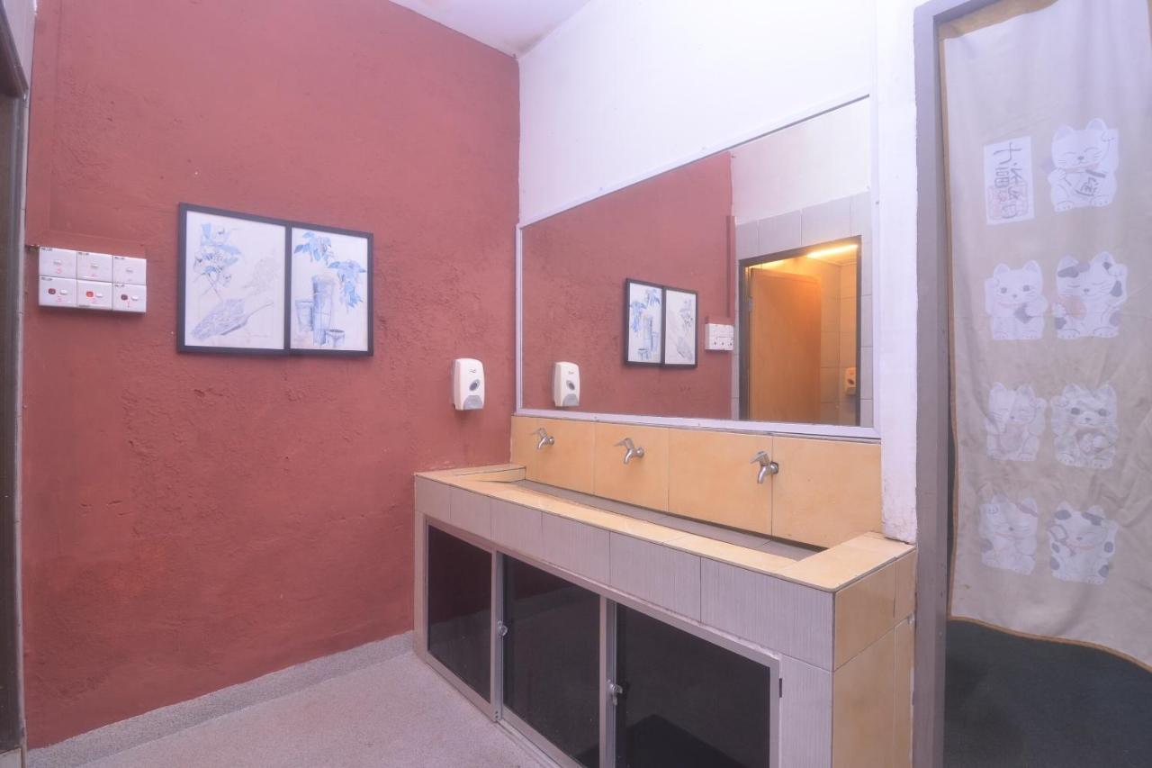 Spot On 89886 Backpacker'S Stay Services Kuching Bagian luar foto