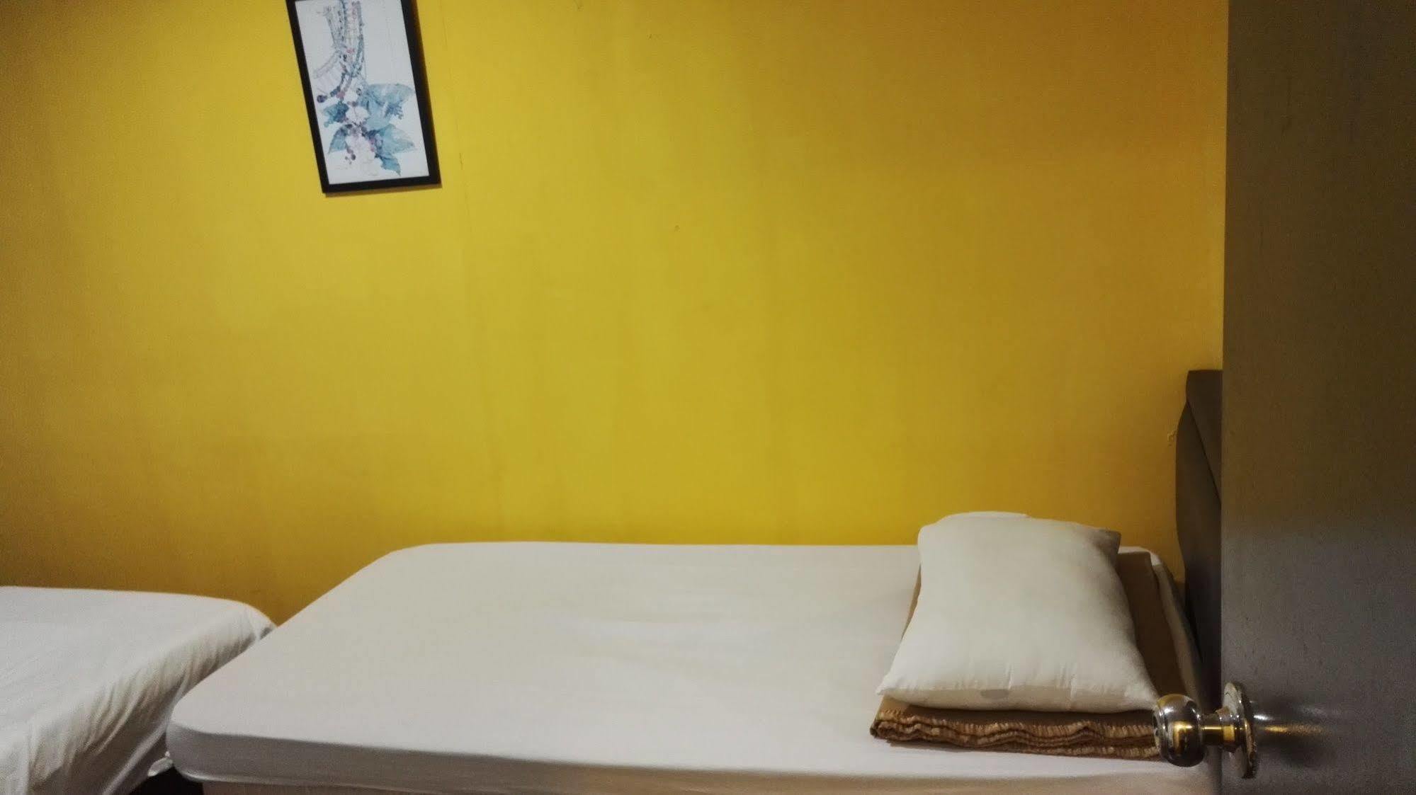 Spot On 89886 Backpacker'S Stay Services Kuching Bagian luar foto