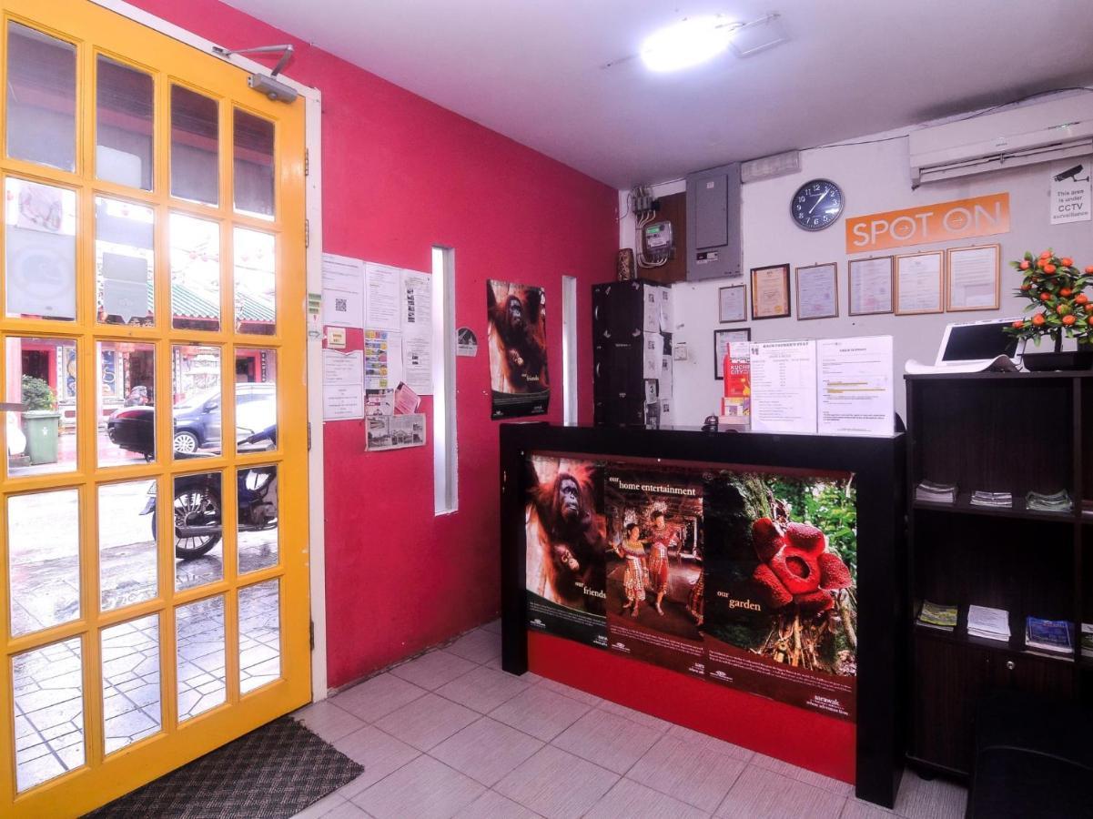Spot On 89886 Backpacker'S Stay Services Kuching Bagian luar foto