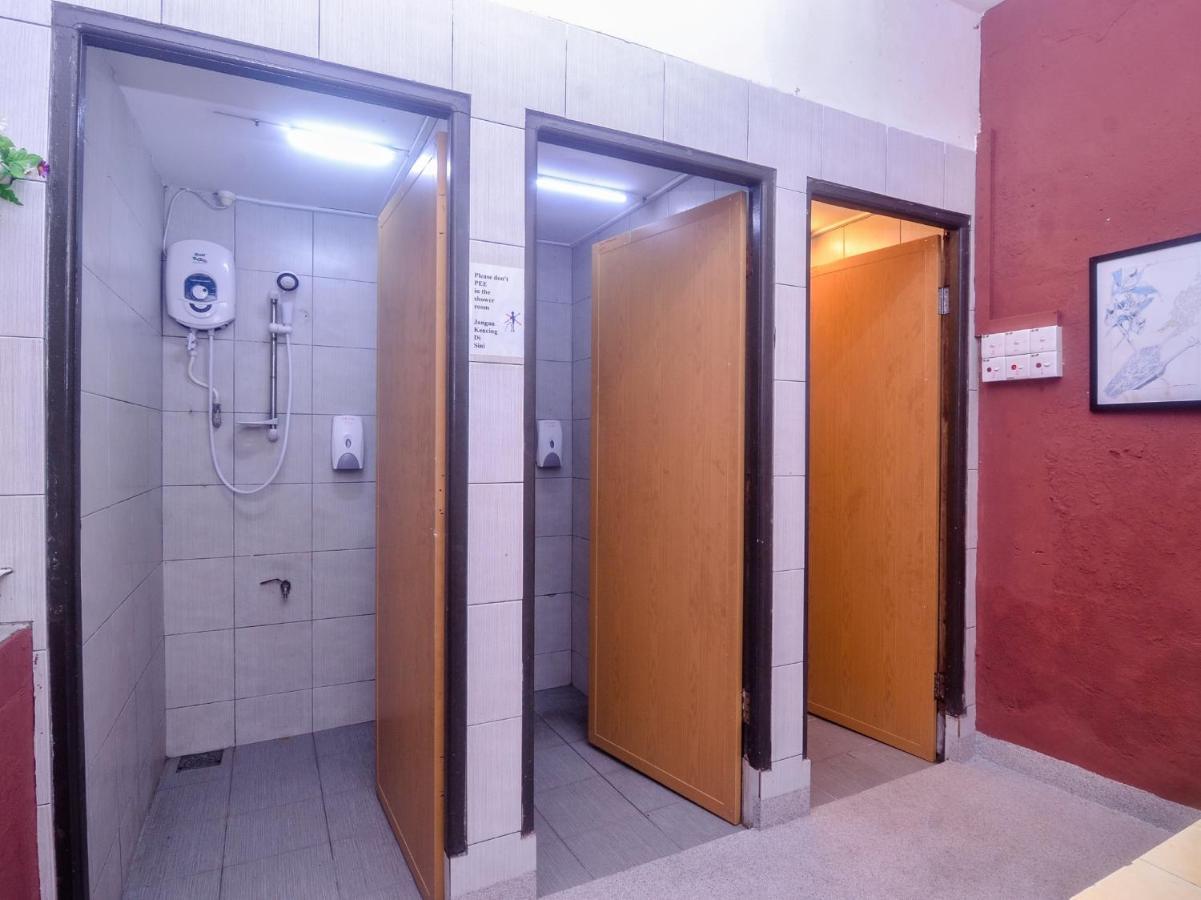 Spot On 89886 Backpacker'S Stay Services Kuching Bagian luar foto