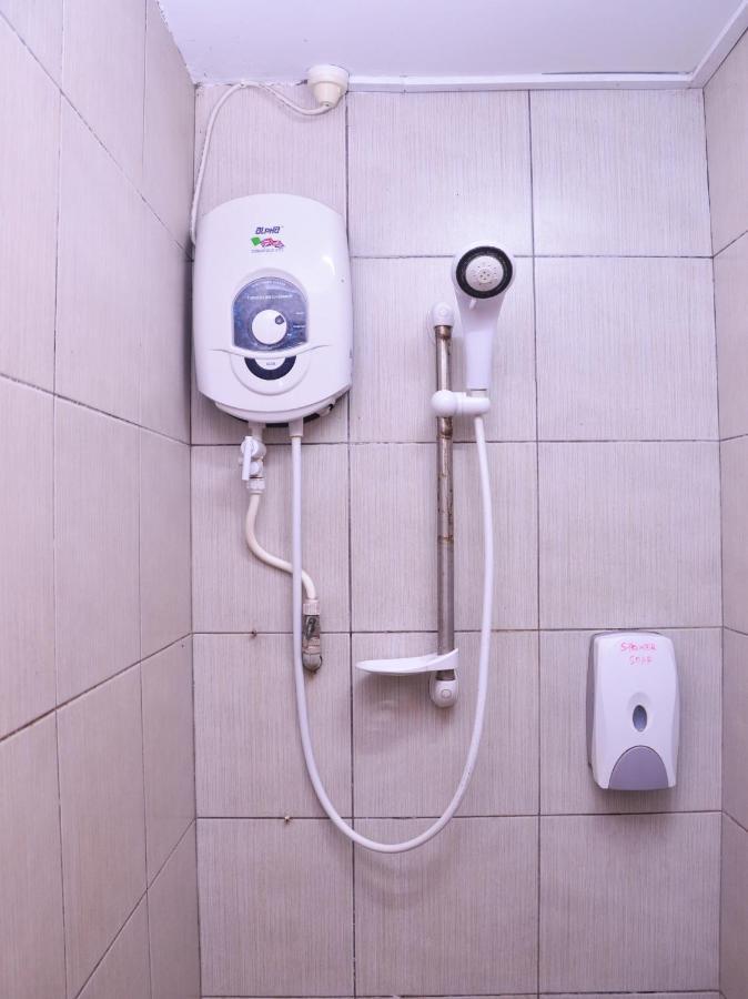 Spot On 89886 Backpacker'S Stay Services Kuching Bagian luar foto